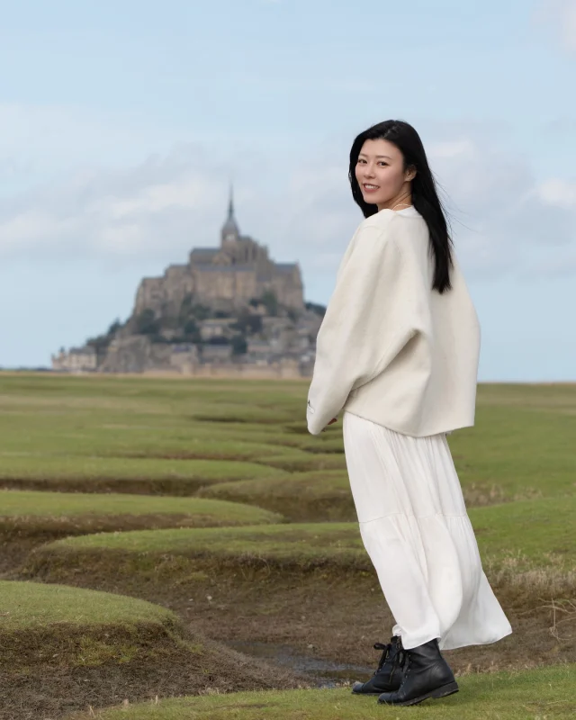 人間仙境 Mont Saint-Michel⛰️
清晨日出/下午/日落都有不同的美

感謝旅伴 @claireyiching 帶我來秘境
不枉費一大早就出門 搭了五個多小時的車
走了好久的草地路 走到鞋子壞掉還腳痛
玩了一整個下午 天氣好到臉還曬傷
一望無際還能趕羊呢！
風吹到我的瀏海完全不受控🤦🏻‍♀️ 眼睛都快睜不開

還遇到攝影師 @samspnv 幫我們拍照
跟大陸小姊姊互助拍照還幫我們拍影片
實在太有趣又幸運又幸福的🥰
下次還想去看看清晨煙霧繚繞的仙境聖米歇爾山

出發前做的最對的就是趕緊預約 @koiwai_clinic 打肉毒
總覺得眉頭的皺眉紋越來嚴重 有個皺眉的影子
打了比一般還要少些的劑量在額頭跟眉頭🤏🏻
真的慶幸有打 即使碰到大太陽 額頭還是很光滑
分享給你們旅遊前的小秘訣😂
有寫了篇文章記錄 網址在首頁 有興趣可以觀看唷😘